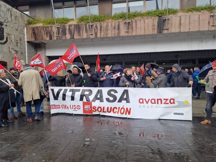 Empleados de Vitrasa concentrados ante el Ayuntamiento de Vigo.