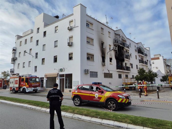 Bloque de pisos en el que se ha registrado el incendio en Los Palacios con el resultado de dos fallecidos.