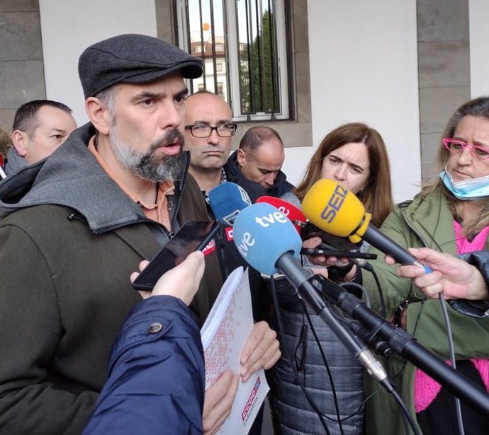 Archivo - José Manuel Zapico, atendiendo a la prensa