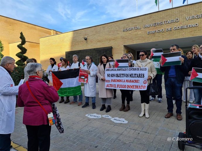 CCOO y UGT protestan por los bombardeos en Gaza a las puertas del Edificio de Gobierno del Virgen del Rocío.