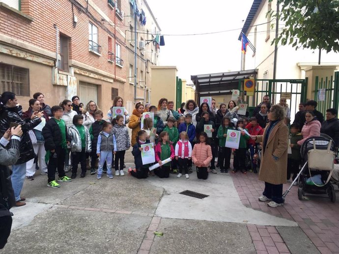 El AMPA del colegio Ángel Oliván se manifiesta "exigiendo alimentos de mayor calidad en el comedor escolar"