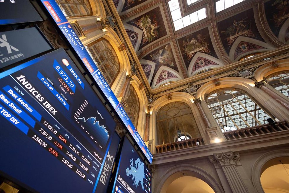 Un panel del Ibex 35, en el Palacio de la Bolsa, a 25 de octubre de 2023, en Madrid (España). El Ibex 35 ha iniciado la sesión de hoy con una bajada del 0,2%, lo que le ha llevado a situarse en 8.957,92 puntos, en una jornada marcada por la incertidumbr