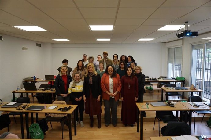 Gálvez (dcha.), junto a la alcaldesa de Montoro, Lola Amo (centro), con alumnas del programa en el municipio.