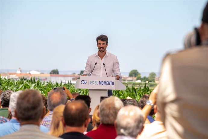 Archivo - El alcalde del municipio de Gimenells y número uno del PP al Congreso por la provincia Lleida, Dante Pérez, interviene durante un acto sectorial sobre el sistema agroalimentario y el mundo rural, a 1 de julio de 2023, en Santa Maria de Gimenel