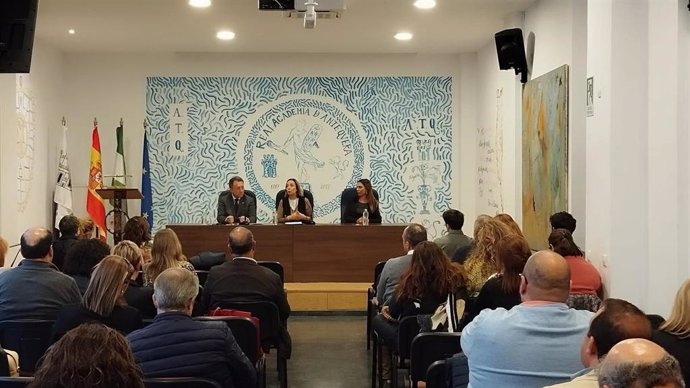 El curso organizado por las Consejerías de Justicia, Administración Local y Función Pública y de Inclusión Social, Juventud, Familias e Igualdad ha sido inaugurado por la viceconsejera de Justicia, Ana Corredera.