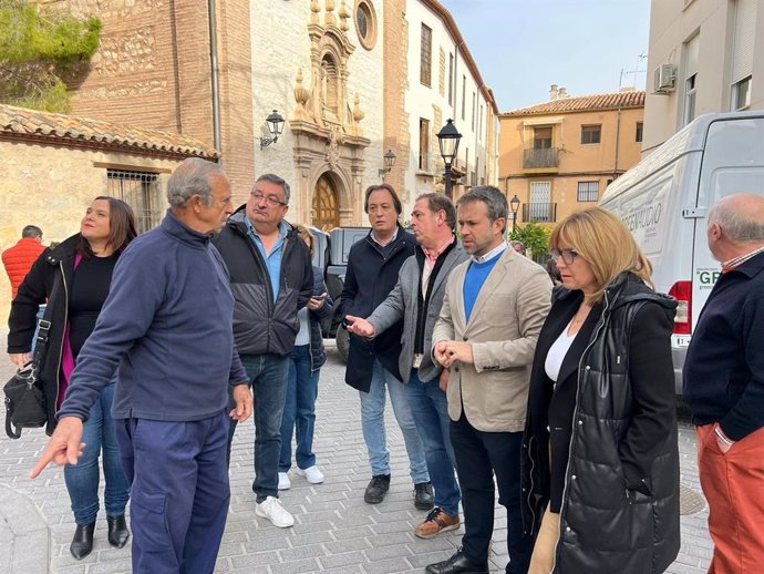 Millán visita al casco antiguo acompañado por vecinos