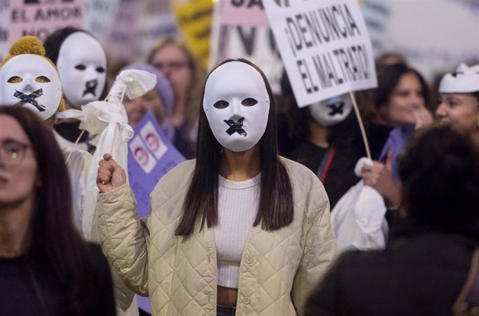 Archivo - Una chica viste con una careta durante una manifestación contra las violencias machistas,  25 de noviembre de 2022, en Madrid (España). 