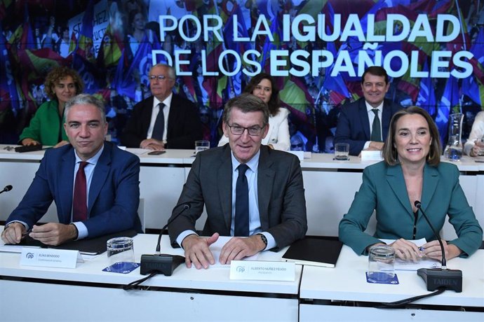 (I-D) El coordinador general del PP, Elías Bendodo; el presidente del Partido Popular, Alberto Núñez Feijóo y la secretaria general del PP, Cuca Gamarra, durante la reunión de la Junta Directiva Nacional, en la sede de Génova, a 6 de noviembre de 2023, 