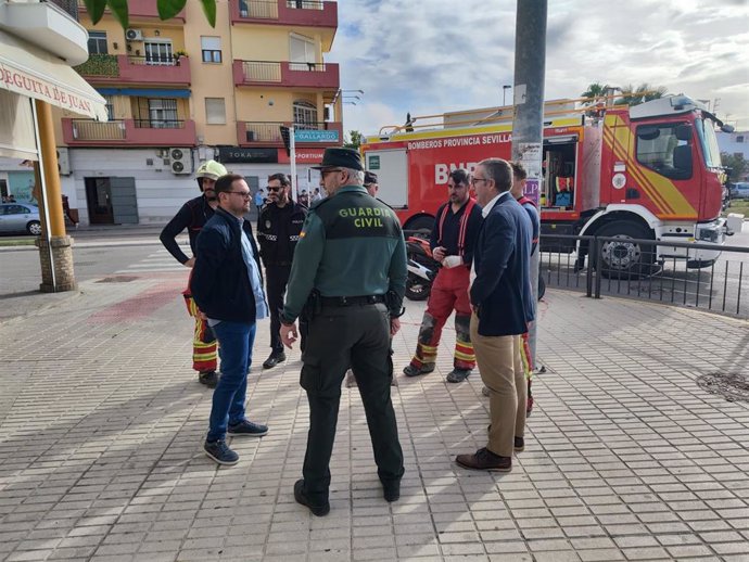 El alcalde de Los Palacios en la zona del incendio