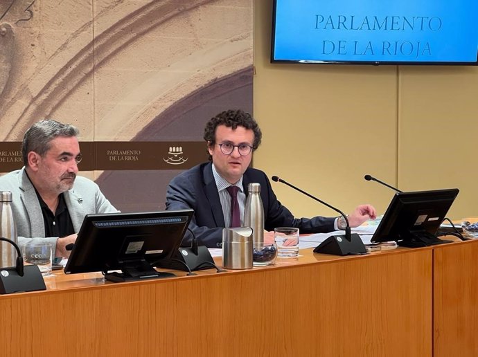 El decano del colegio de Economistas, Ernesto Gómez Tarragona en el Parlamento riojano