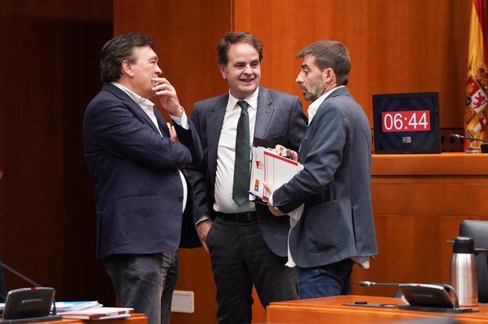 El consejero de Hacienda y Administración Pública, Roberto Bermúdez de Castro, con los diputados autonómicos Tomás Guitarte (Aragón-Teruel Existe) y Álvaro Sanz (IU).