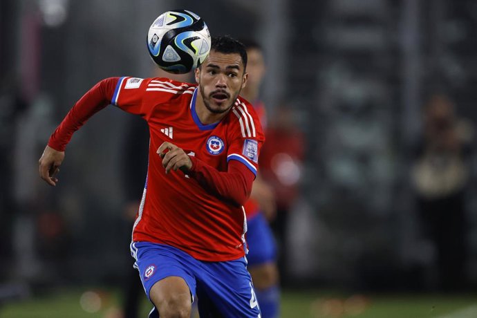 Futbol, Chile vs Colombia. Segunda fecha, eliminatorias al mundial 2026. El jugador de la seleccion chilena Gabriel Suazo es fotografiado durante el partido de clasificacion al mundial 2026 contra Colombia disputado en el estadio Monumental de Santiago,