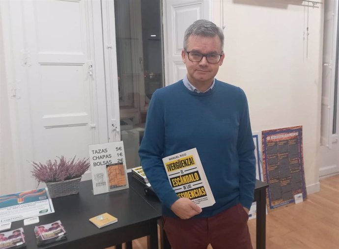 El periodista Manuel Rico ha presentado esta tarde en el Ateneo Riojano el libro 'El escándalo de las residencias: ¿qué paso, qué aprendimos, qué debemos cambiar?'