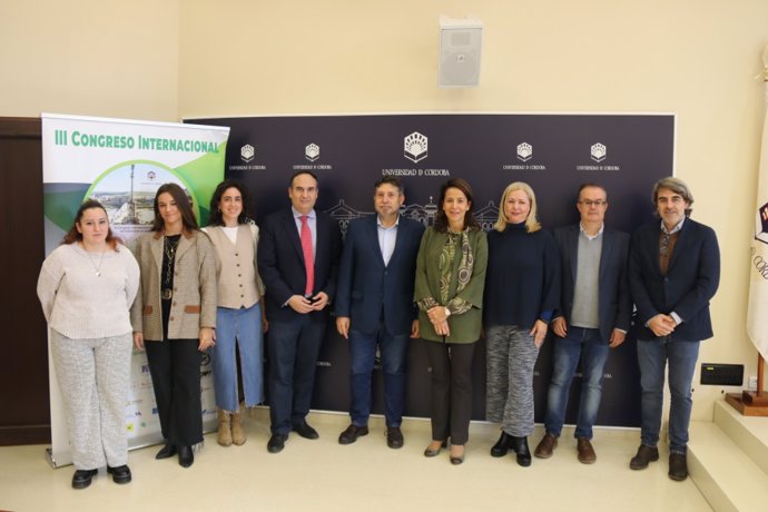 La vicerrectora Lourdes Arce junto a parte del comité organizador del congreso.