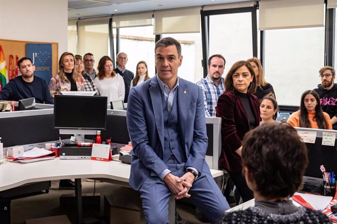 El secretario general del PSOE, Pedro Sánchez, visita la sede de Ferraz para dar su ánimo a los trabajadores de la sede después de las manifestaciones frente a ella.