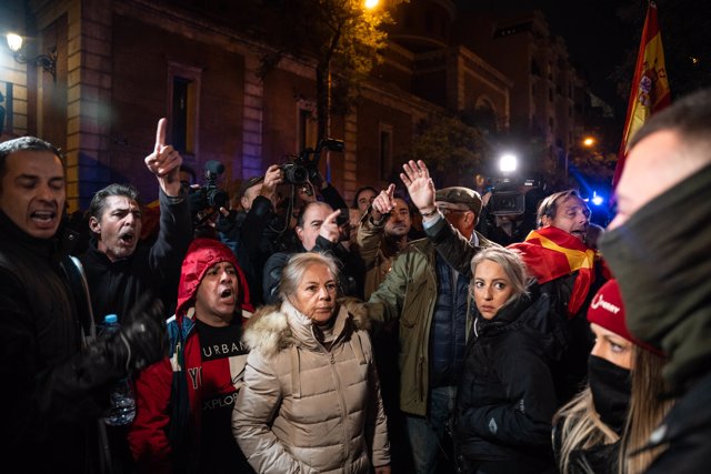 Decenas de personas con banderas y pancartas, durante una concentración en contra de la amnistía, en la sede del PSOE en la calle Ferraz, a 8 de noviembre