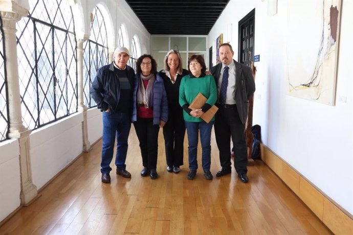 Isabel Albás con representantes del jurado del Premio de Poesía Ricardo Molina.