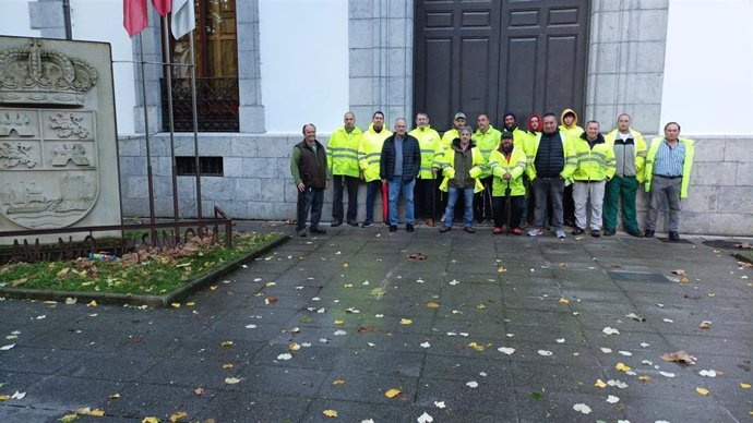 Huelga de los trabajadores del servicio de basuras de Santoña.