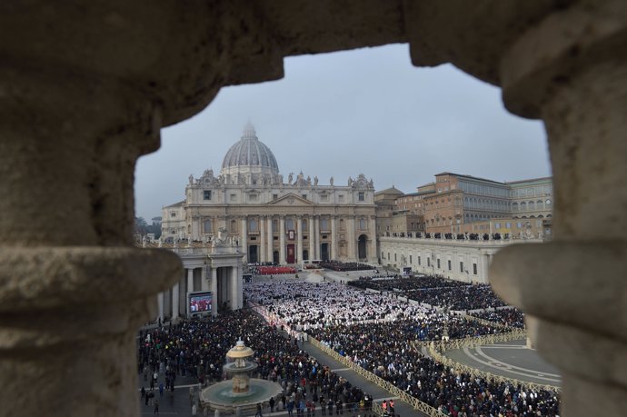 Vista general de la Plaza de San Pedro con las numerosas personas que asisten al funeral del pontífice emérito, Benedicto XVI, en la basílica de San Pedro, a 5 de enero de 2023, en Ciudad del Vaticano, Roma (Italia). 