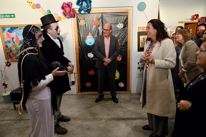 Loles López (dcha.), durante su visita al centro ocupacional de Promi.