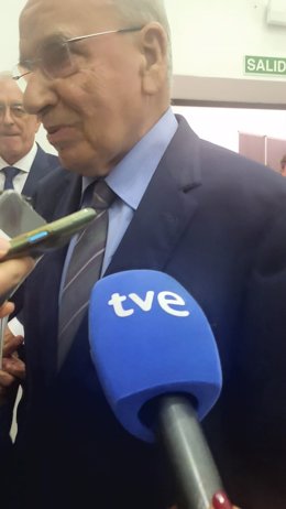 Alfonso Guerra llega al acto con empresarios en Almería