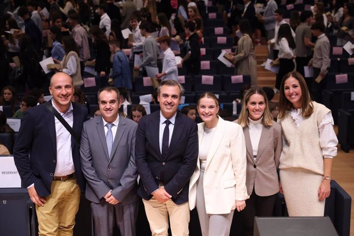 La presidenta del Govern, Marga Prohens, el conseller de Educación y Universidades, Antoni Vera, junto con otras autoridades, durante la entrega de premios a la excelencia académica en el Palau de Congressos.