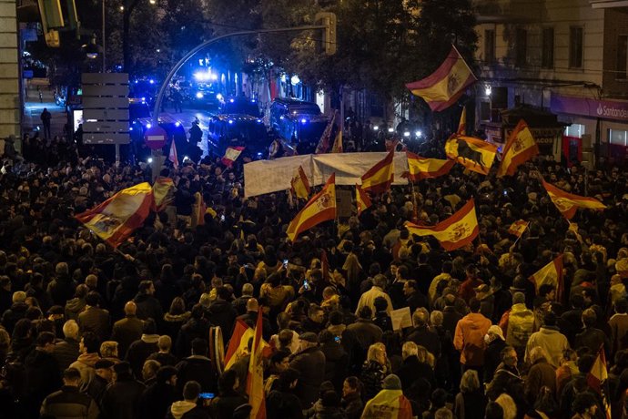 Centenars de persones amb banderes i pancartes, durant una concentració en contra de l'amnistia, a la seu del PSOE al carrer Ferraz, a 8 de novembre de 2023, a Madrid (Espanya). 
