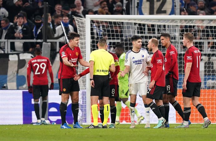 08 November 2023, Bavaria, Munich: Manchester United's Harry Maguire (L) reacts after being penalised for handball, resulting in a penalty during the UEFA Champions League soccer match Group A between Bayern Munich and Galatasaray Istanbul at Allianz Ar