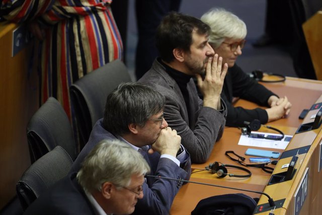 El exconseller y eurodiputado de Junts Toni Comín (2d), y el expresidente de la Generalitat, Carles Puigdemont (2i), durante un pleno en el Parlamento Europeo, a 8 de noviembre de 2023, en Bélgica (Bruselas). Los negociadores de Junts y del PSOE siguen si