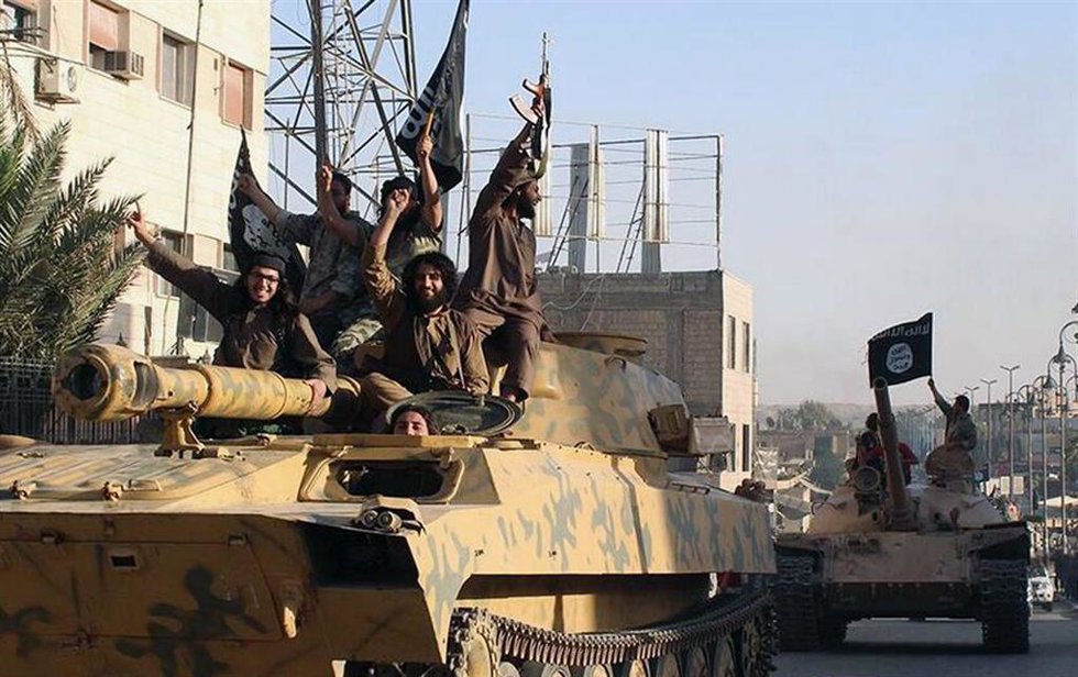 Archivo - Imagen de archivo de miembros de Estado Islámico en Raqqa (Siria)