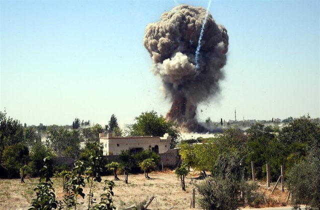 Archivo - Imagen de archivo de explosiones cerca de Damasco (Siria)