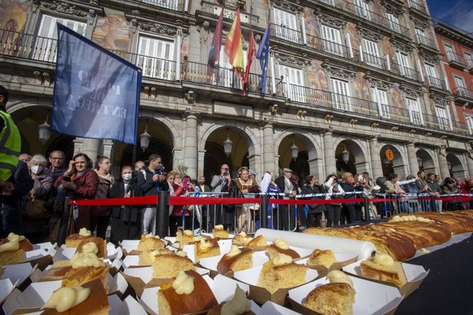 Archivo - Cientos de personas se acercan a la Plaza Mayor para degustar alguna de las 1.500 porciones de la Corona de la Almudena