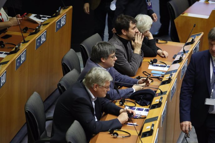 L'expresident de la Generalitat, Carles Puigdemont (2i), i l'exconseller i eurodiputat de Junts Toni Comín (2d) durant un ple en el Parlamento Europeu, a 8 de novembre de 2023, a Bèlgica (Brussel·les)