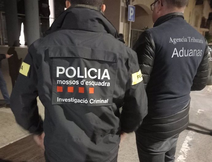 Imatge de recurs d'un agent dels Mossos d'Esquadra al costat d'un altre de la Vigilncia Duanera de l'Agncia Tributria