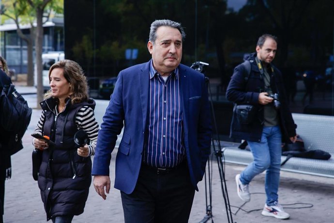 El exalcalde de Sabadell Manuel Bustos llega a los juzgados de Sabadell (Barcelona) a su juicio por una pieza del caso Mercurio