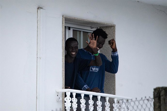 Dos migrantes procedentes de Canarias en una de las terrazas del hotel Baixamar, a 9 de noviembre de 2023, en Sanxenxo, Pontevedra, Galicia (España). 