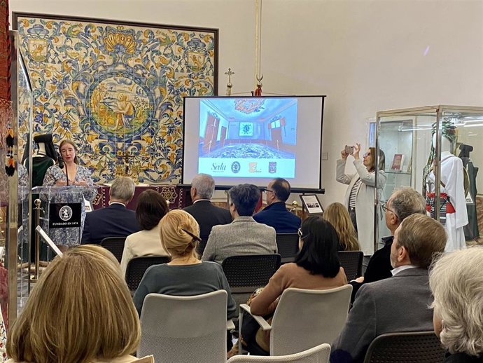 La Real Fábrica de Tapices presenta el primer diccionario sobre la seda en el Museo de la Seda de Valencia