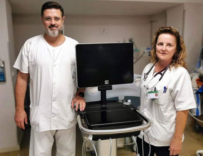 Los facultativos Margarita Algaba y Alberto Oviedo, del Valme de Sevilla.