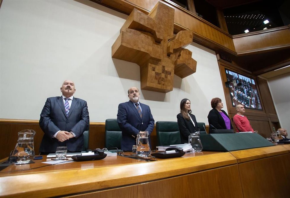El pleno del Parlamento Vasco recuerda a Iván Illarramendi con un minuto de silencio