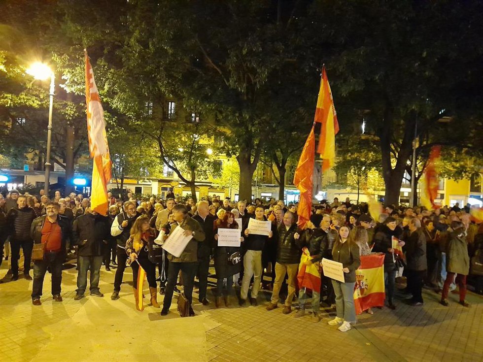 Imagen de la concentración en contra de la amnistía frente a la sede del PSN esta semana.