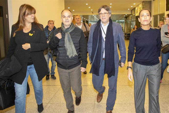 (I-D) La presidenta de Junts, Laura Borrs; el secretario general de Junts per Catalunya, Jordi Turull; el expresidente de la Generalitat, Carles Puigdemont, y la diputada de Junts, Miriam Nogueras, a su llegada al Parlamento Europeo, a 8 de noviembre d