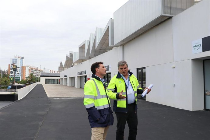 El presidente del Puerto de Huelva, Alberto Santana, durante una visita realizada a las instalaciones de la Ciudad del Marisco.