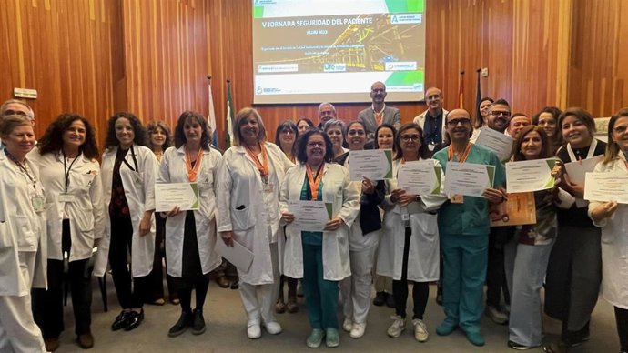 Un total de dieciséis unidades del Hospital Juan Ramón Jiménez de Huelva reciben el certificado 'Unidad Segura' .
