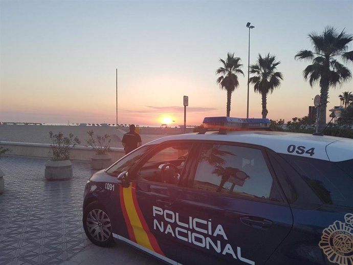 Archivo - Coche policial en la playa de la Malva-rosa
