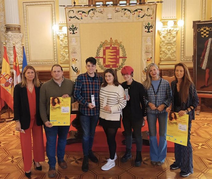 La concejala de Educación y Cultura, Irene carvajal, junto a los gaanadores del Concurso de Marcapáginas Día de las Librerías y el presidente del Gremio de Libreros de Valladolid, Pablo de Garay