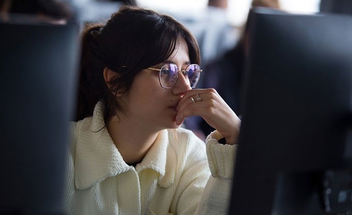 Archivo - Una estudiante usa un ordenador en la UPNA.