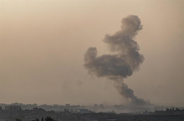 Columna de humo tras un bombardeo del Ejército de Israel contra la Franja de Gaza