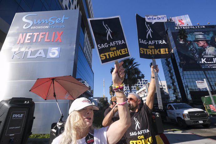 November 8, 2023, Los Angeles, California, United States: Striking SAG-AFTRA members walk with pickets outside Netflix studios, Wednesday, November 8, 2023, in Los Angeles.