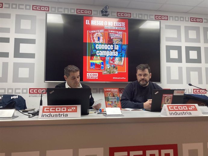 Juan Carlos Álvarez (i) y José Ignacio Serrano, presentan la campaña de CCOO para trabajadores en parques eólicos.