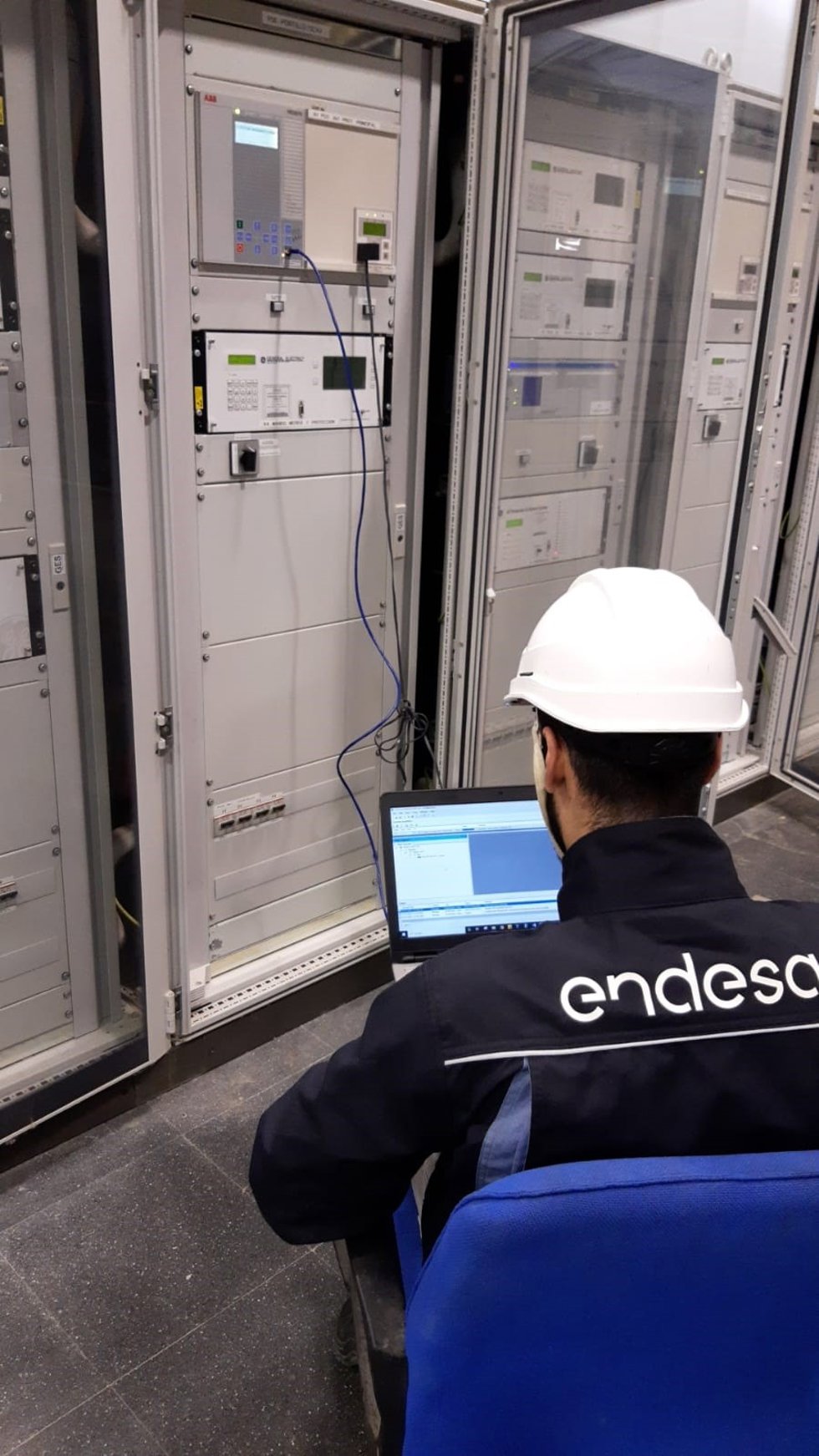Técnico de Endesa en una subestación de Zaragoza.